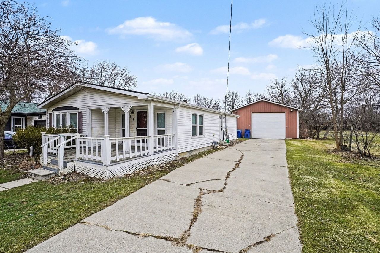 918 Moore St - Photo 2 of 16