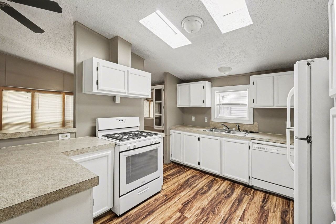 918 Moore St - Photo 6 of 16