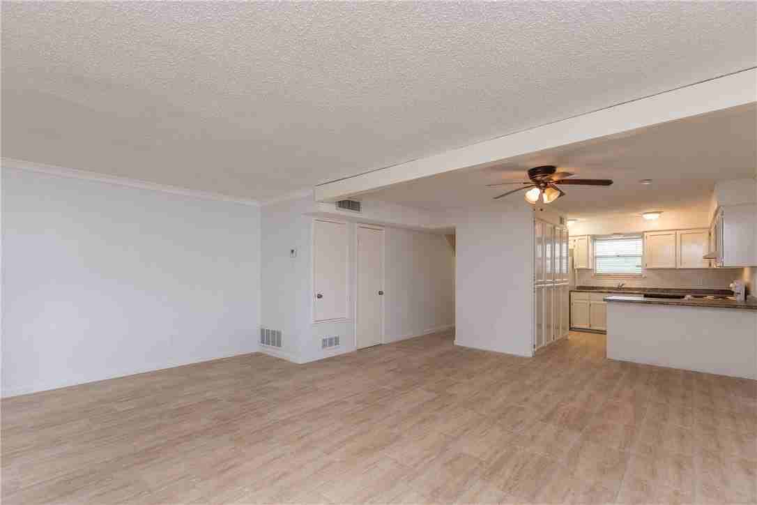 5133 Middlecoff Rd Unit B - Photo 3 of 29