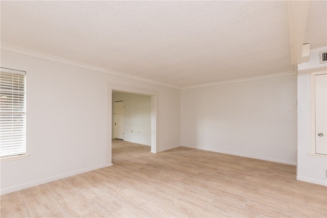 5133 Middlecoff Rd Unit B - Photo 4 of 29