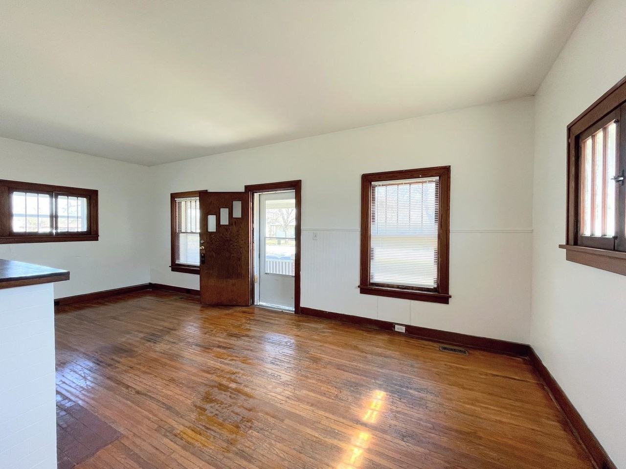 105 N Speare St - Photo 4 of 19