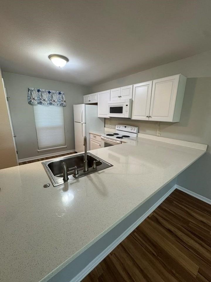 302 Saint Andrews St #A102 - Photo 4 of 15