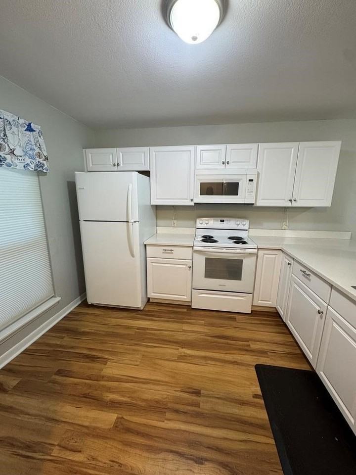 302 Saint Andrews St #A102 - Photo 5 of 15