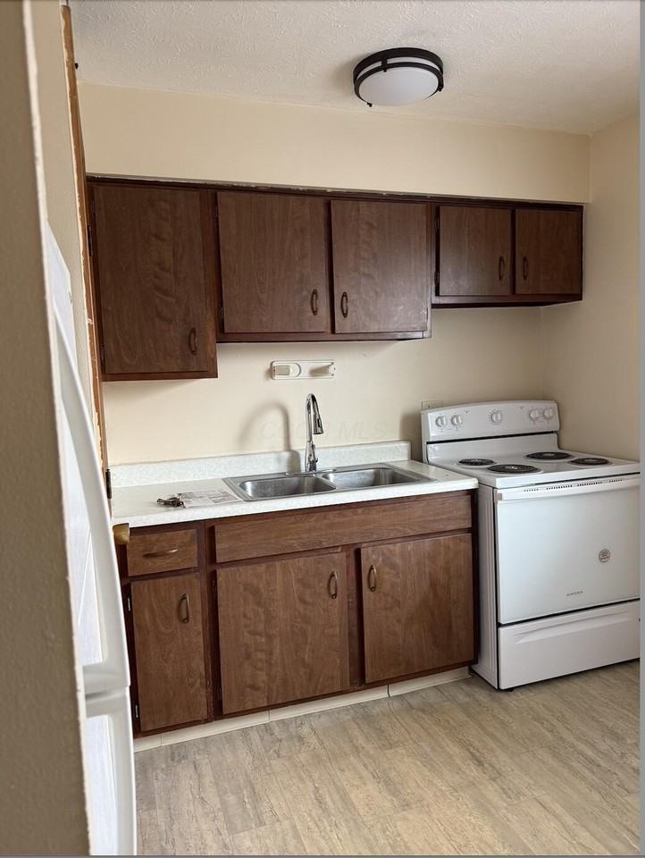 226 S Sandusky St - Photo 6 of 7