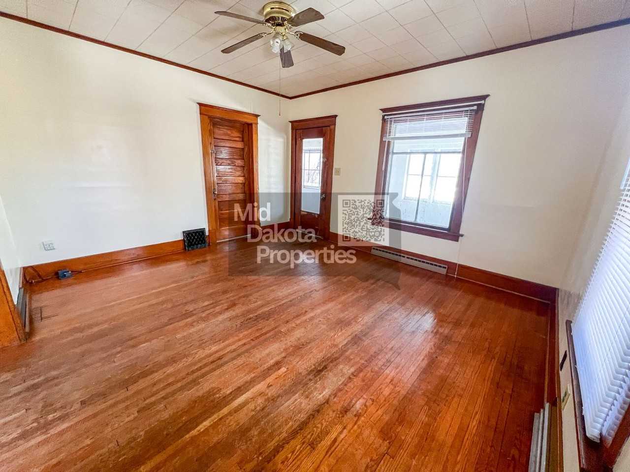 933 E 5th Ave - Photo 4 of 17