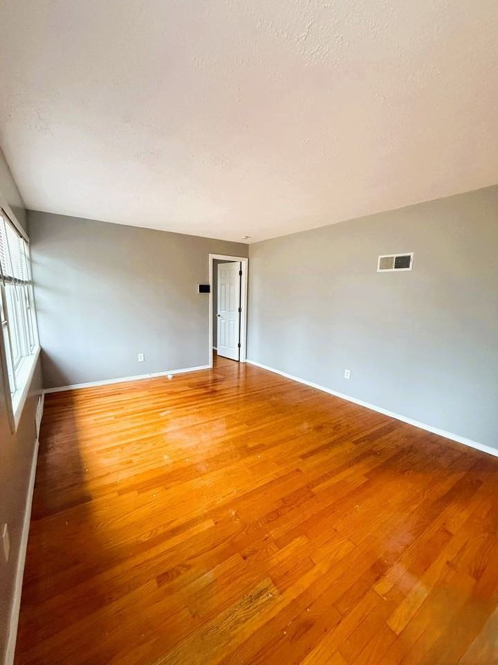 180 Chateau Dr - Photo 3 of 20