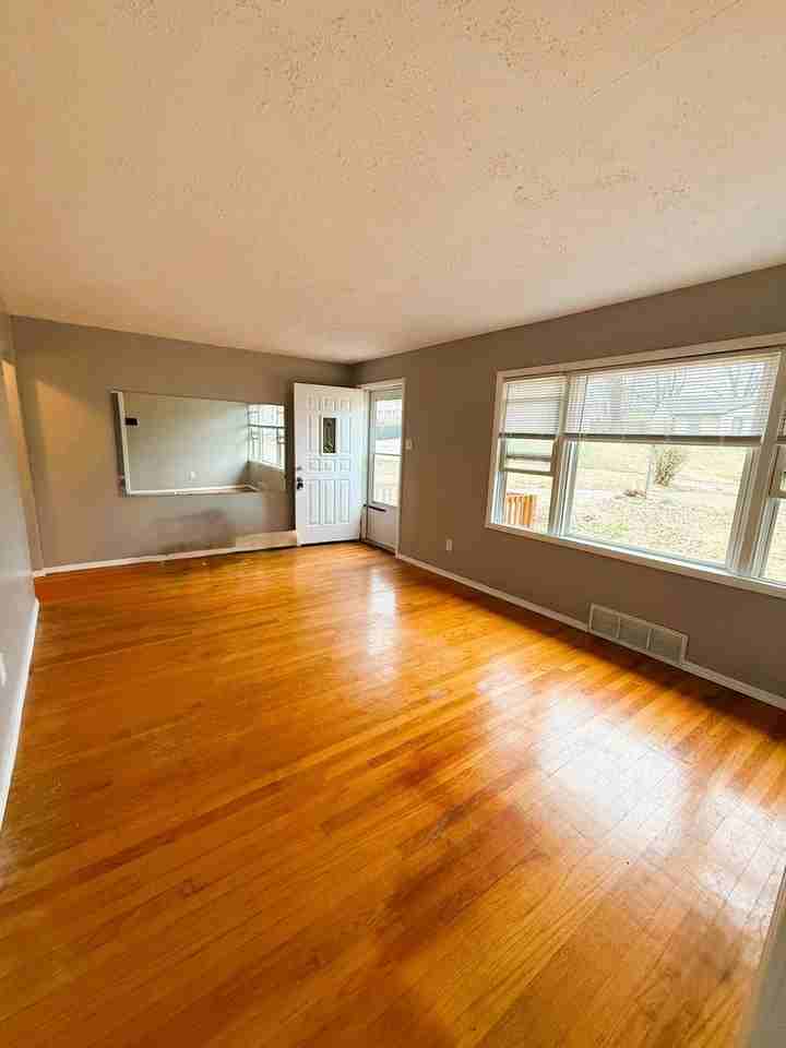 180 Chateau Dr - Photo 4 of 20