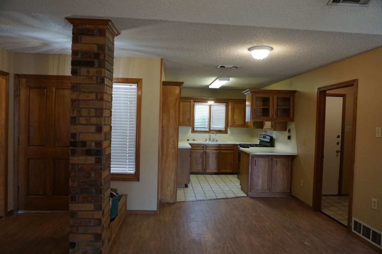 1104 Homestead Dr - Photo 4 of 16