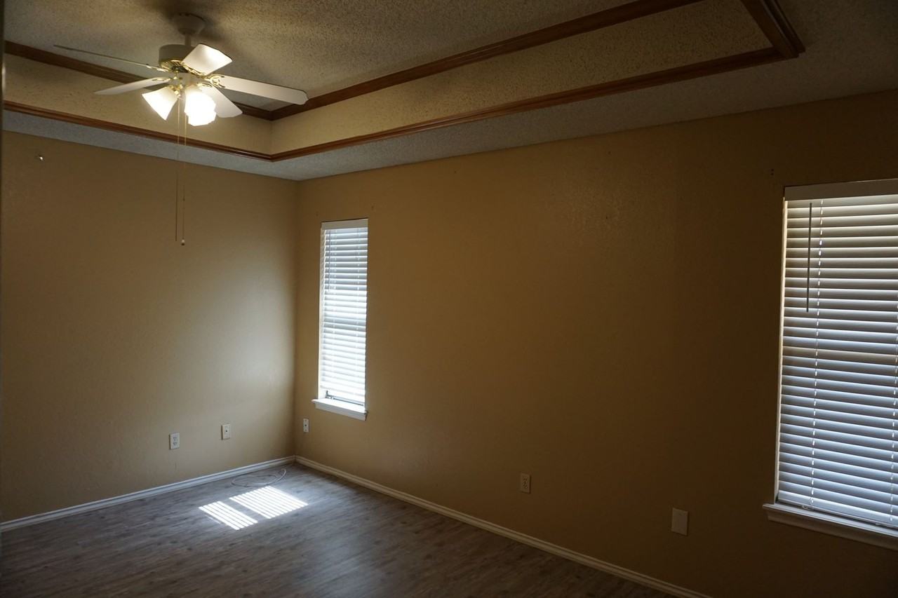 1104 Homestead Dr - Photo 6 of 16