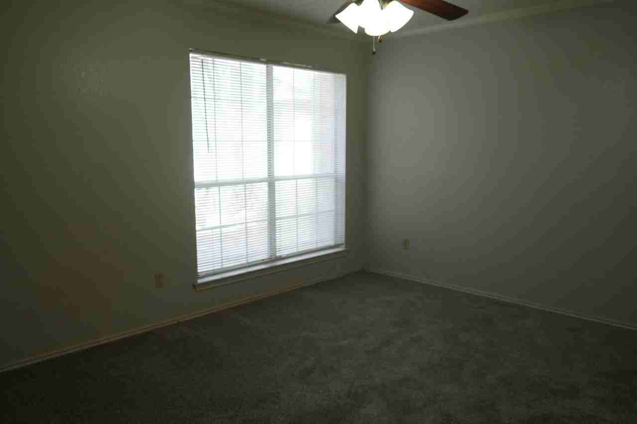 5551 93rd St - Photo 6 of 12