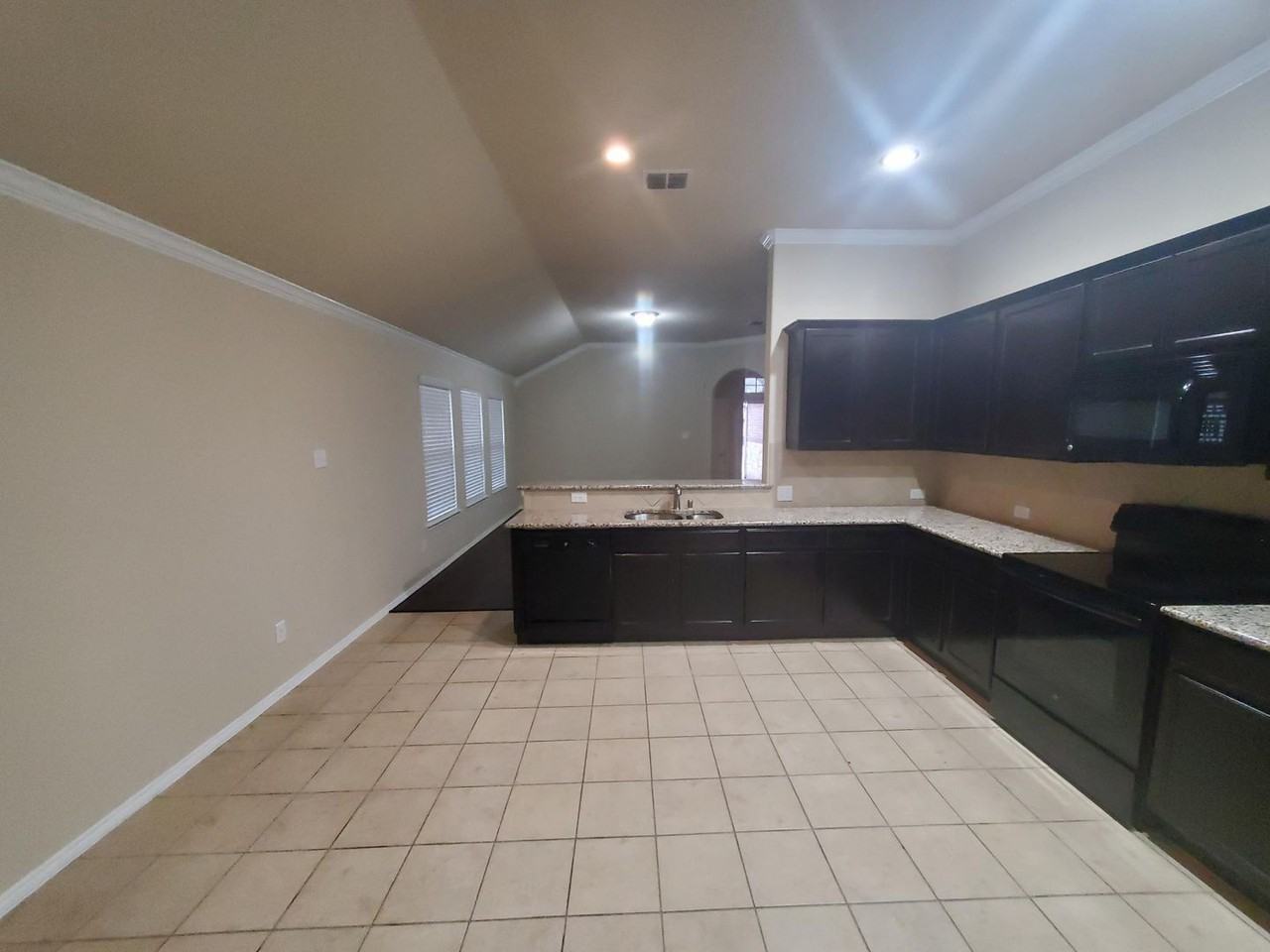 612 Kiowa Dr - Photo 3 of 14