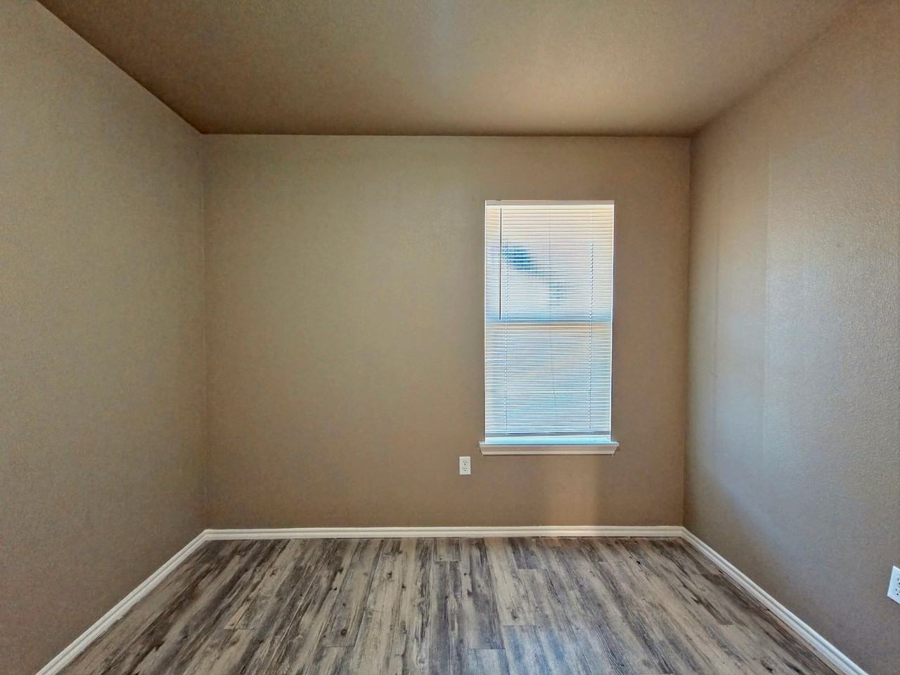 2221 E Main St - Photo 6 of 12