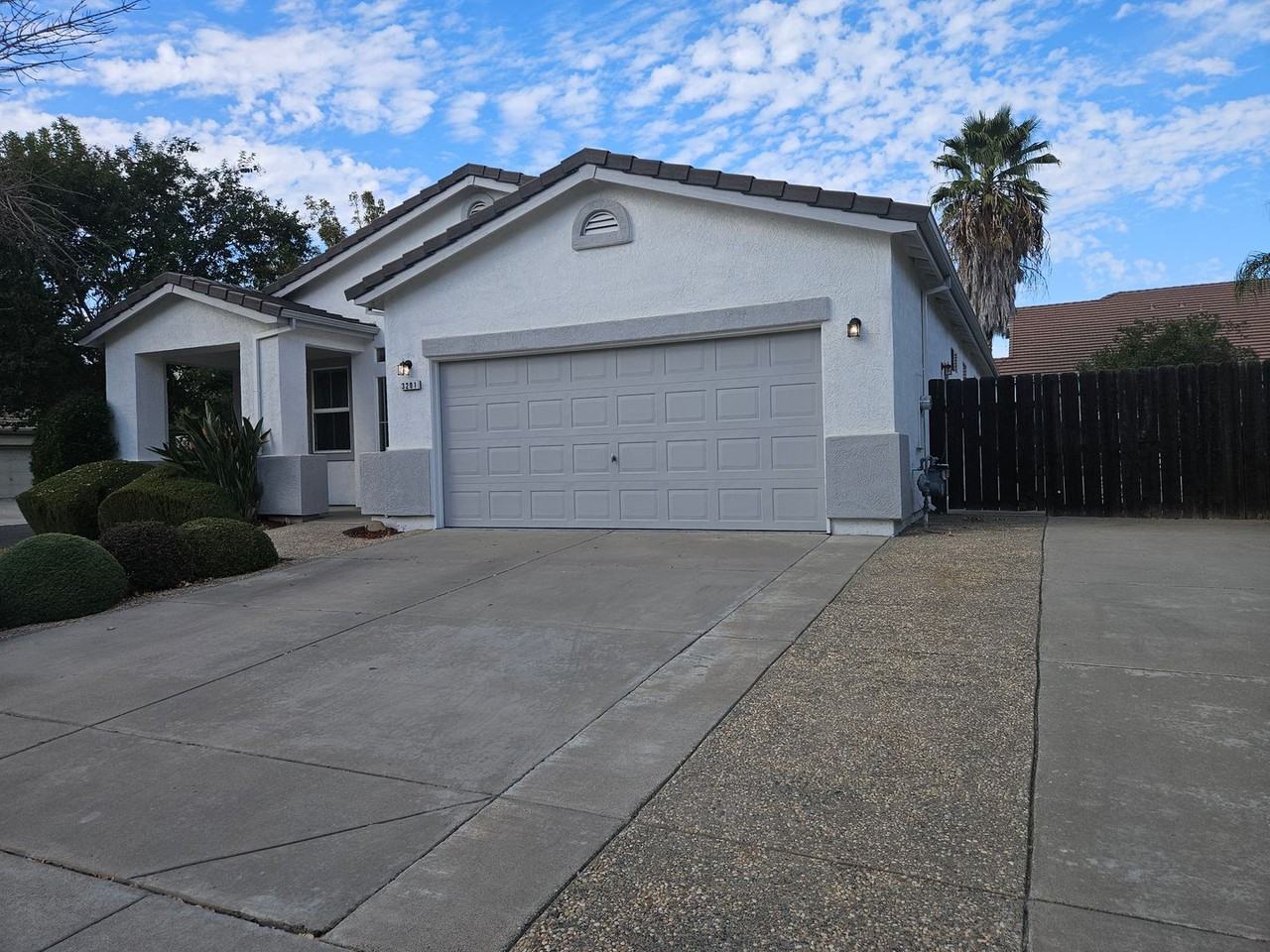 3201 Dauphine St - Photo 2 of 42