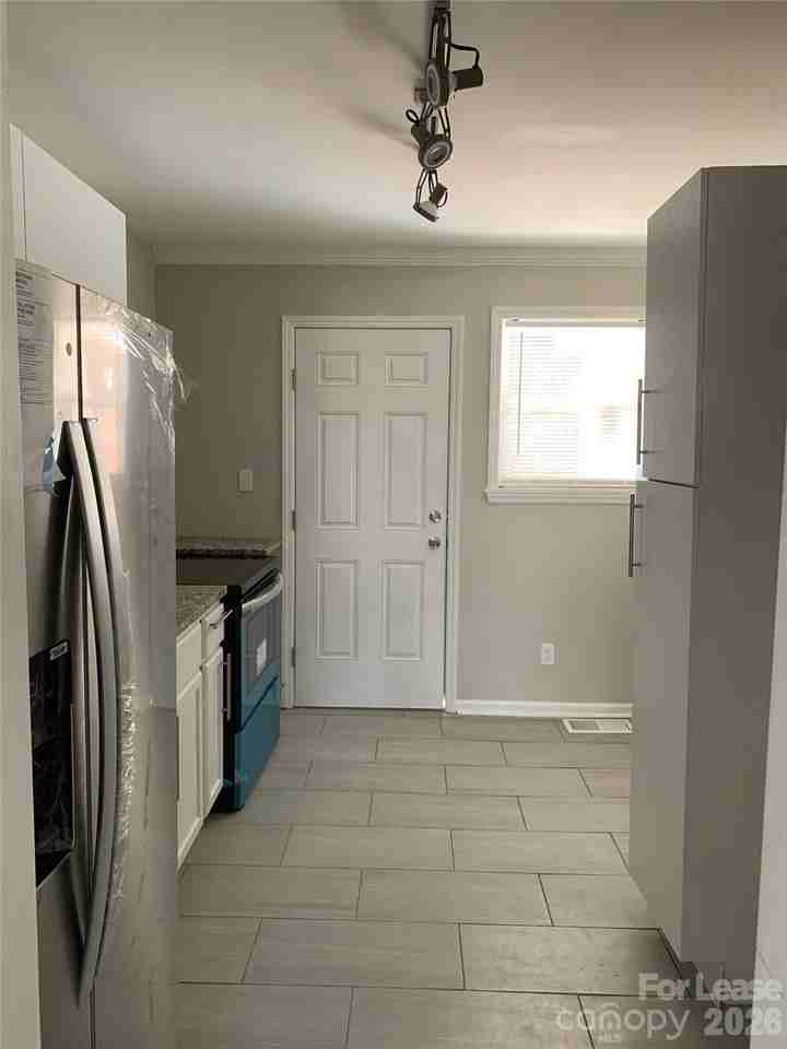 2717 Columbus Cir - Photo 5 of 10