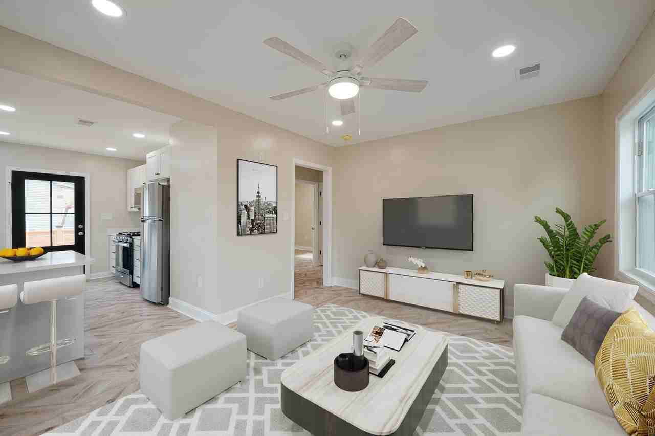 1405 Holt St - Photo 4 of 16