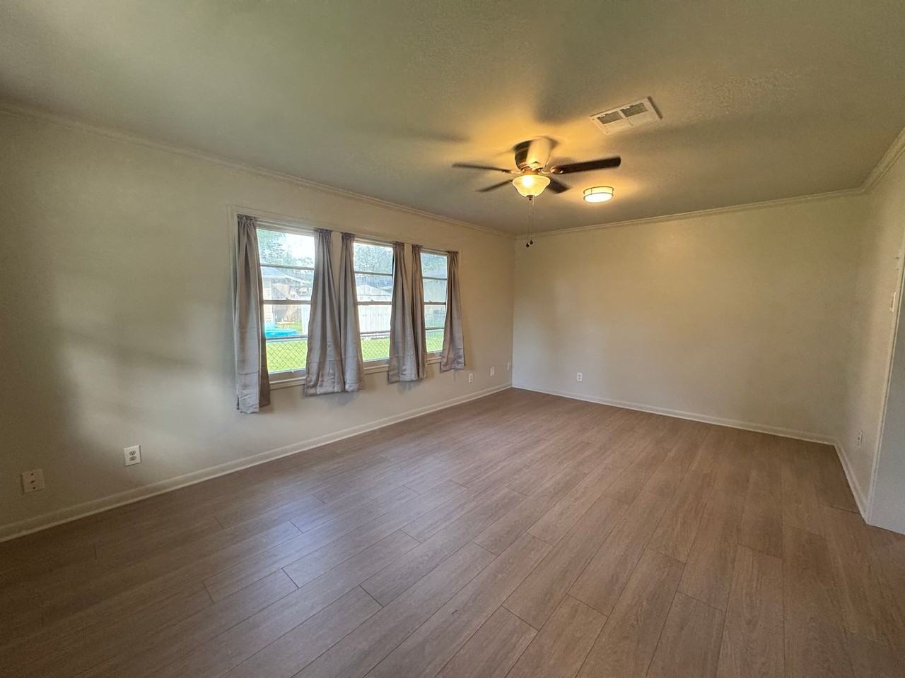 616 E 11th St - Photo 7 of 13