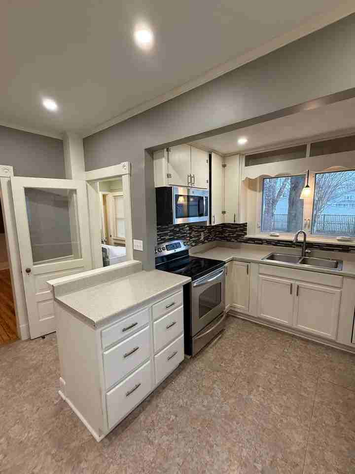 406 Robbins St - Photo 7 of 23