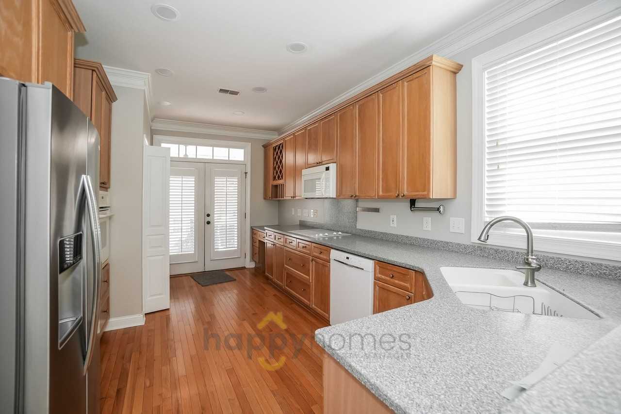 1115 Thrower St - Photo 6 of 23