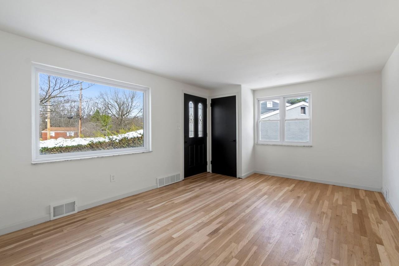 707 Citadel Dr - Photo 6 of 37