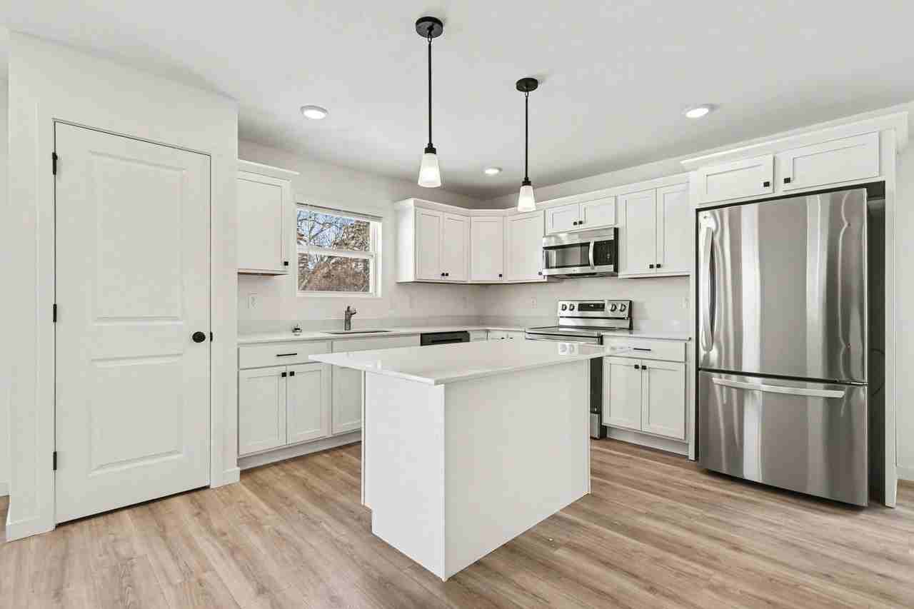 8205 8205 Crestbrook Court - Photo 3 of 24