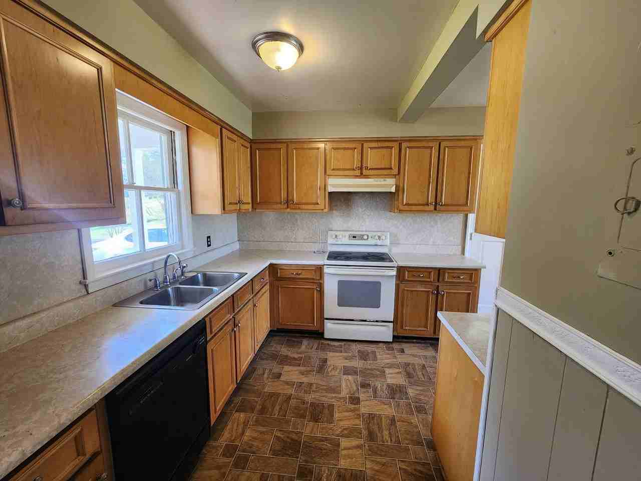 1097 Bolton Ct - Photo 2 of 12