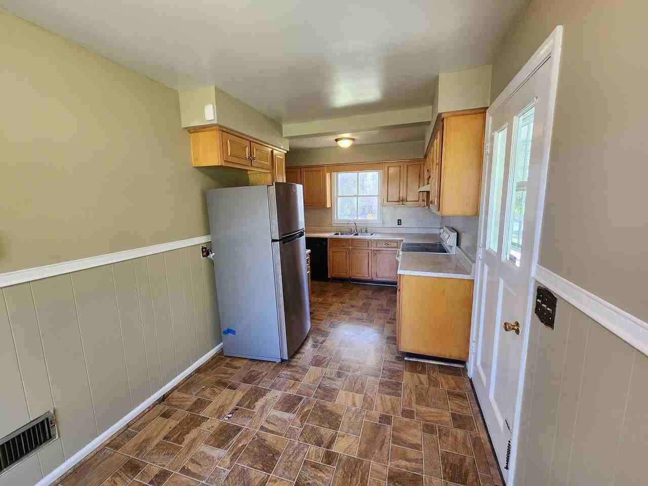 1097 Bolton Ct - Photo 3 of 12