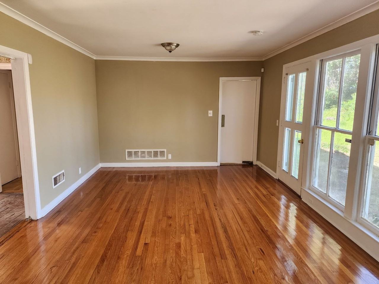 1097 Bolton Ct - Photo 5 of 12