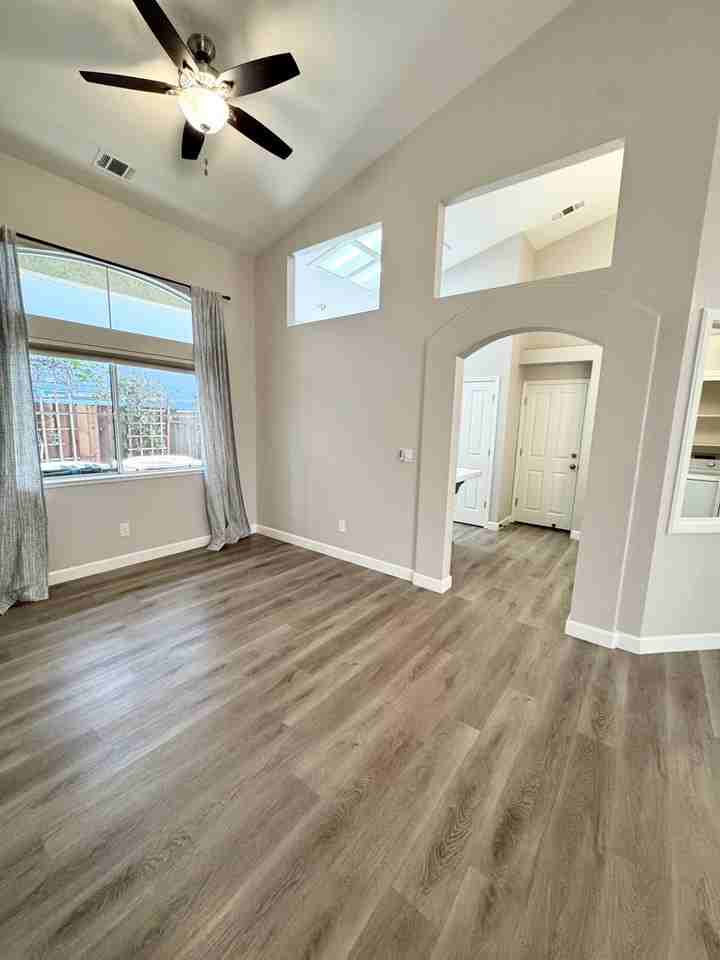 236 Rochelle Ct - Photo 4 of 31