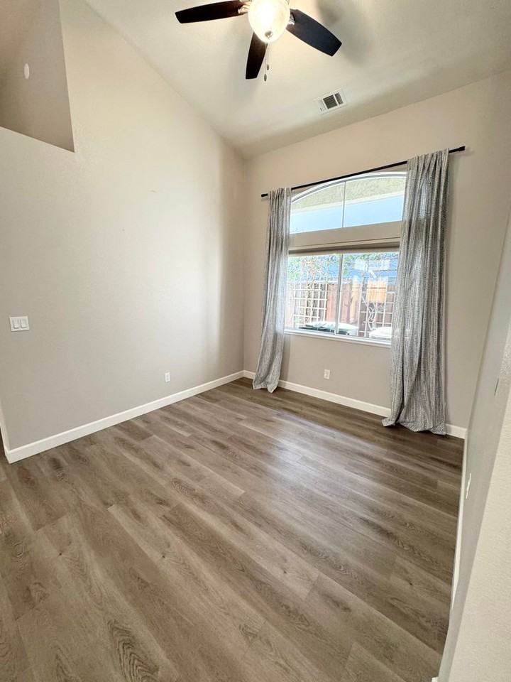 236 Rochelle Ct - Photo 7 of 31