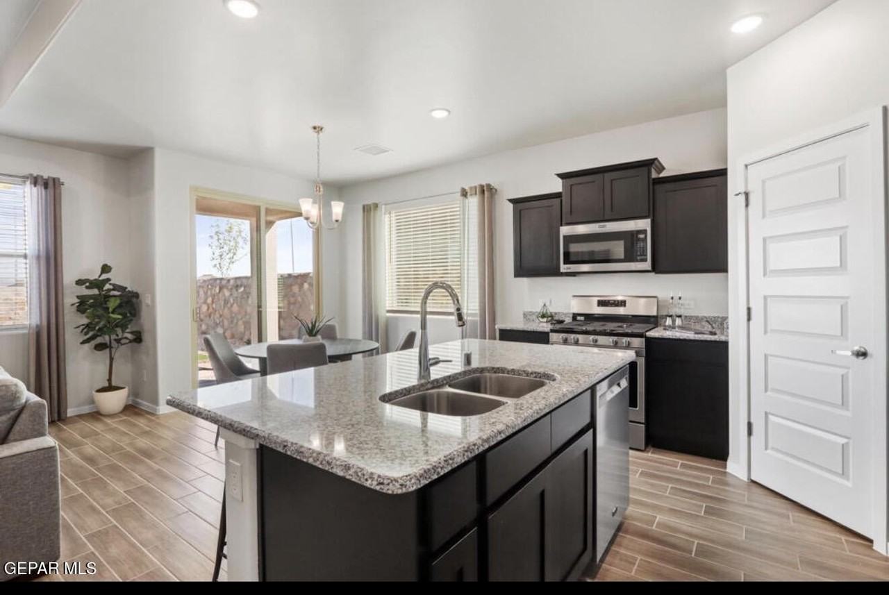 253 Adamtowne Dr - Photo 3 of 11