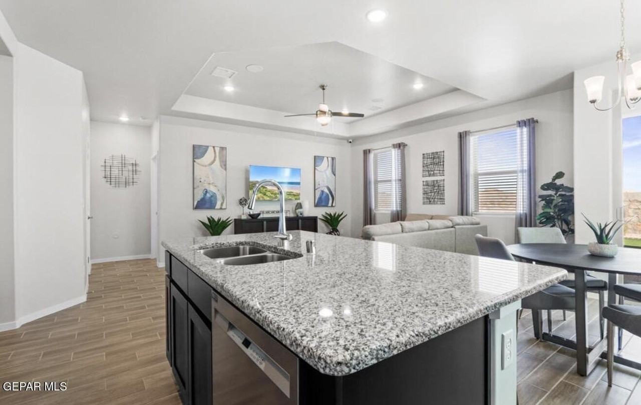 253 Adamtowne Dr - Photo 4 of 11