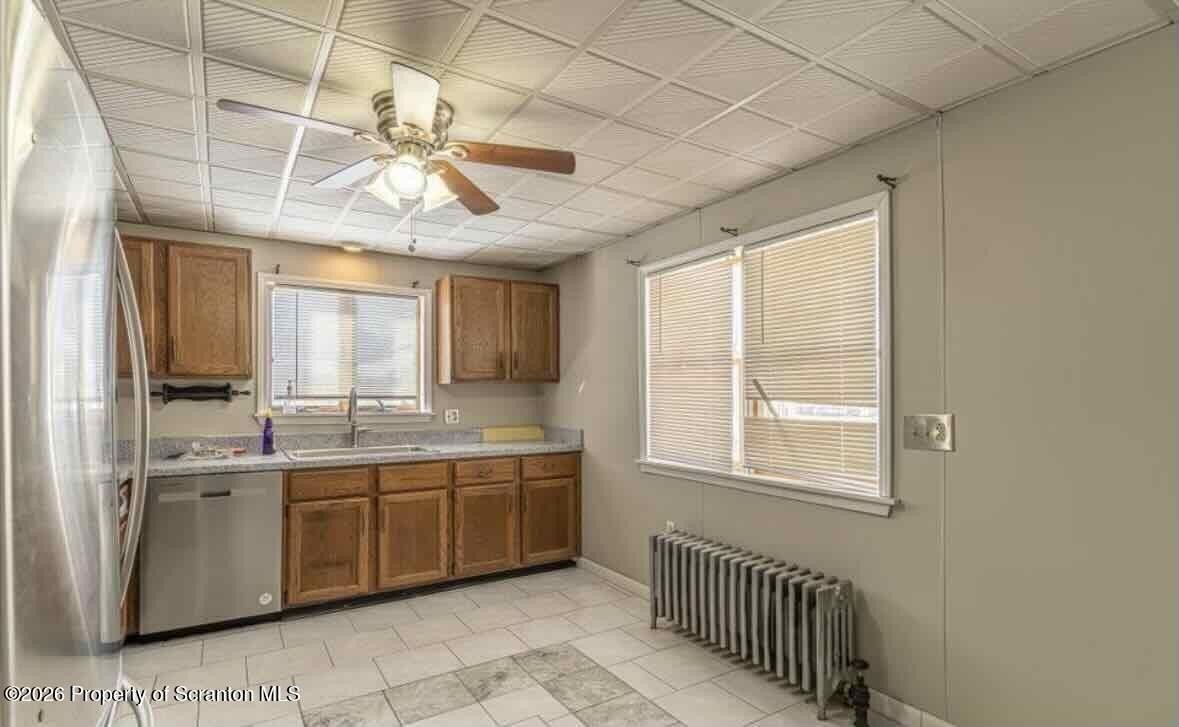 112 E Grove St - Photo 3 of 11