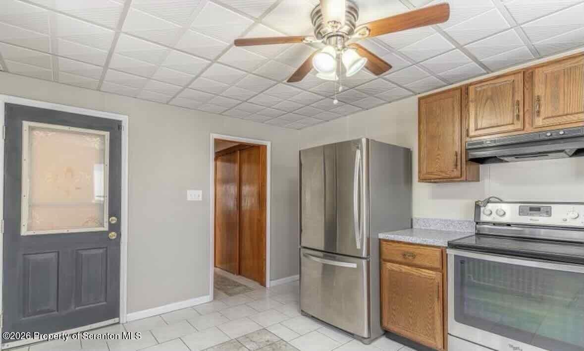 112 E Grove St - Photo 4 of 11