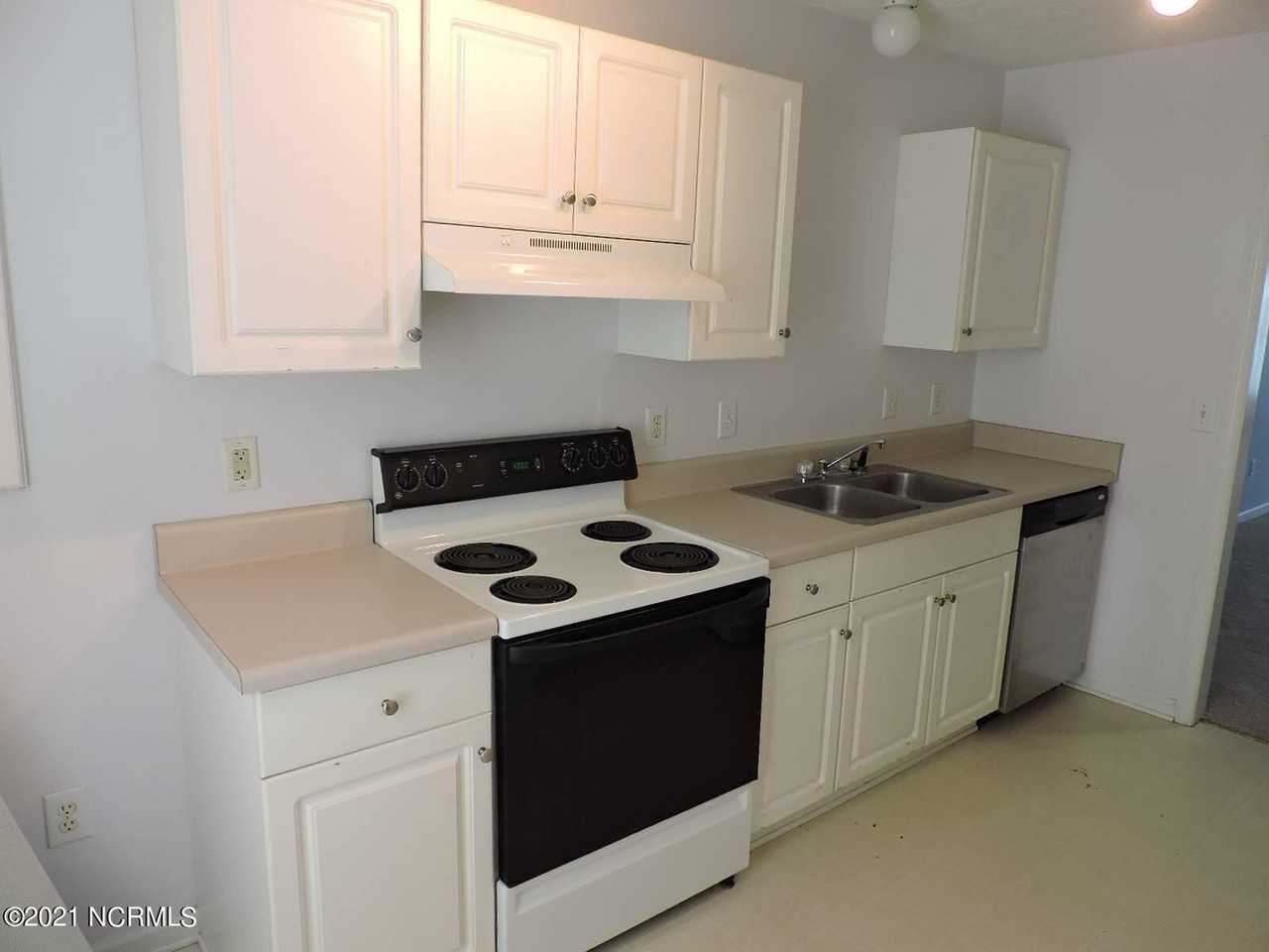 220 John Ct - Photo 3 of 14