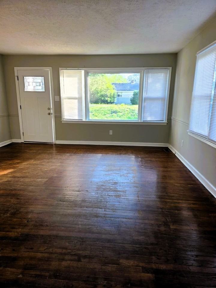 107 Hawthorne St - Photo 2 of 8