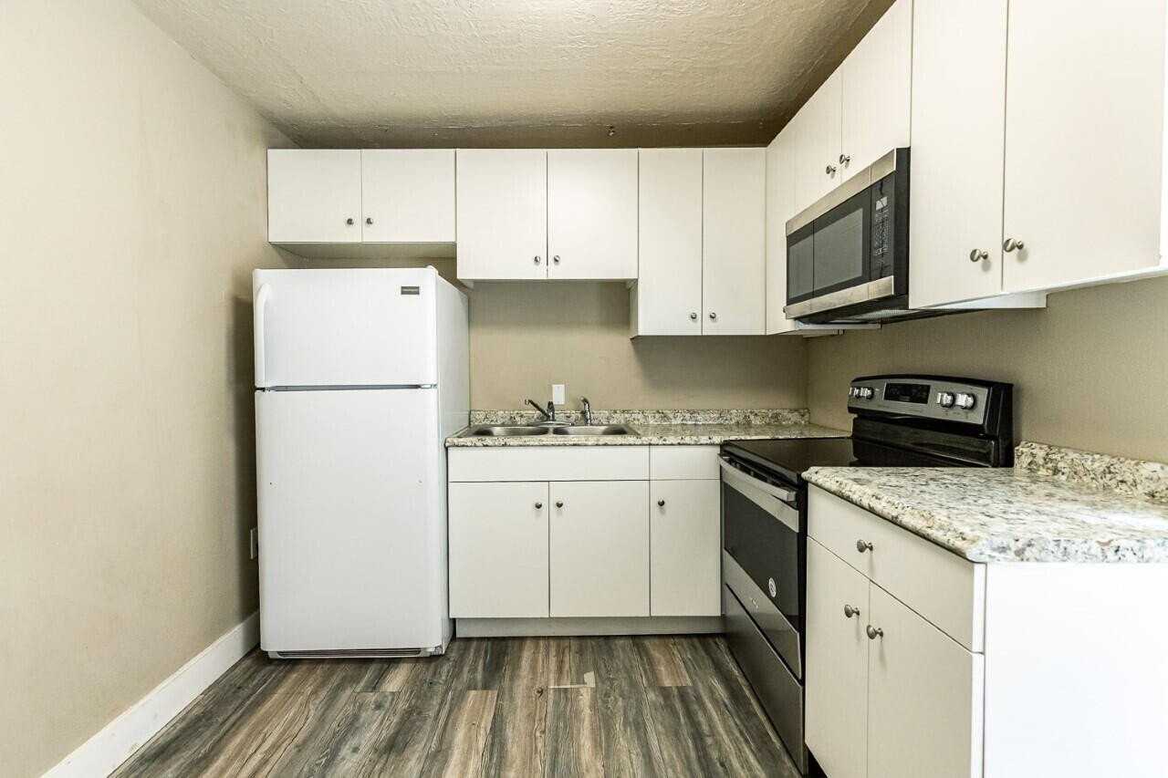 2311 25th St - Photo 4 of 14