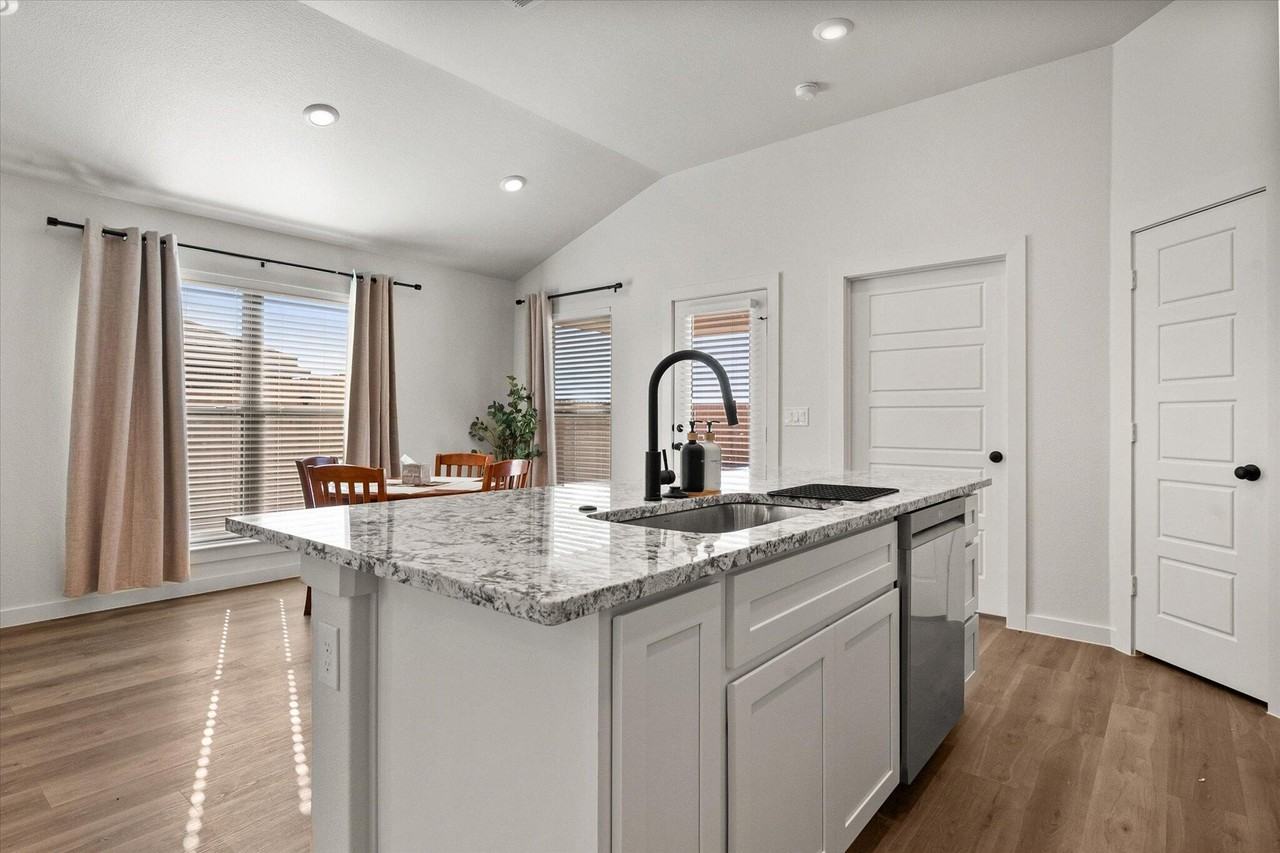 2156 Langford Ave - Photo 5 of 17
