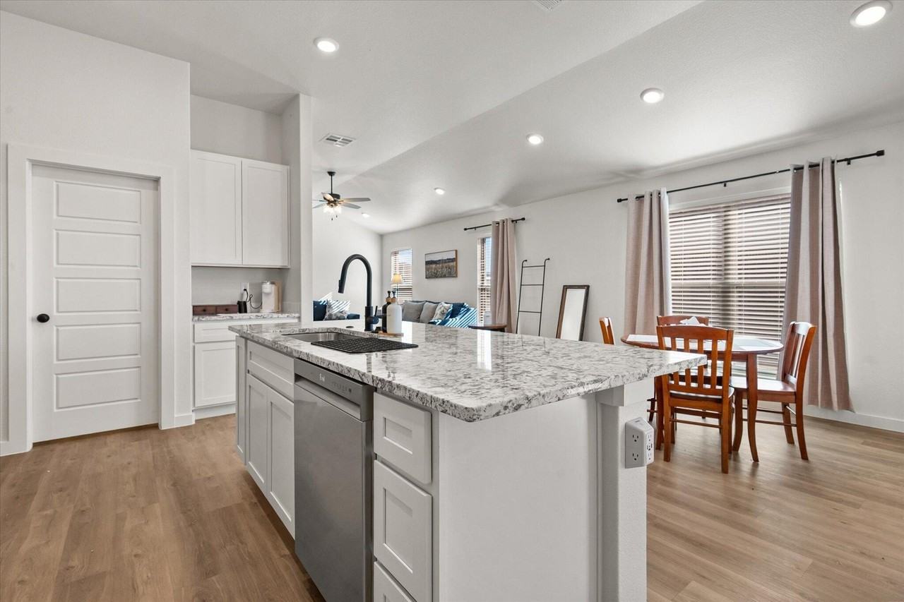 2156 Langford Ave - Photo 6 of 17