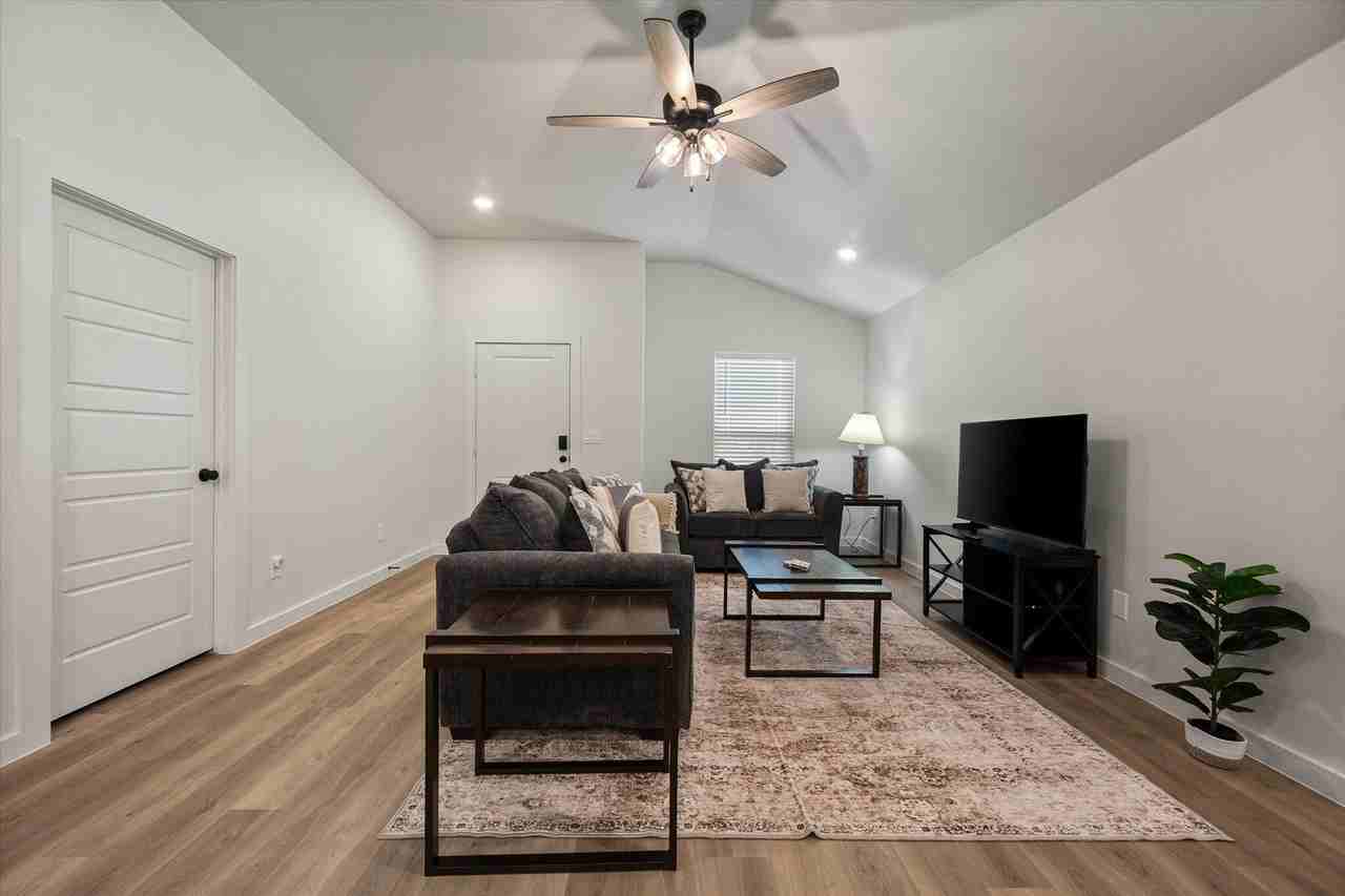 2505 Kenwood Ave - Photo 4 of 13