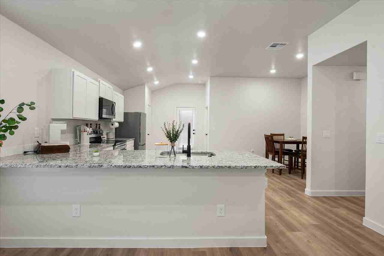 2505 Kenwood Ave - Photo 5 of 13