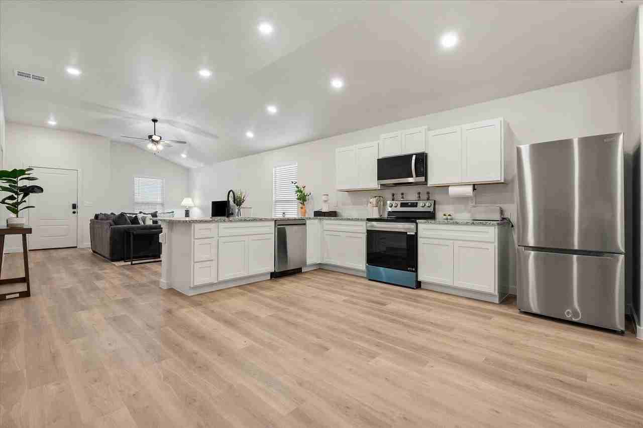 2505 Kenwood Ave - Photo 6 of 13