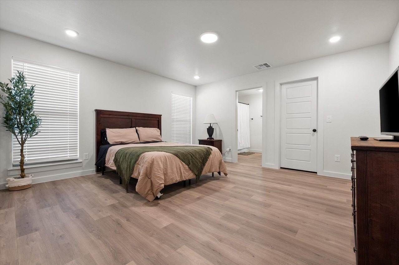 2505 Kenwood Ave - Photo 7 of 13