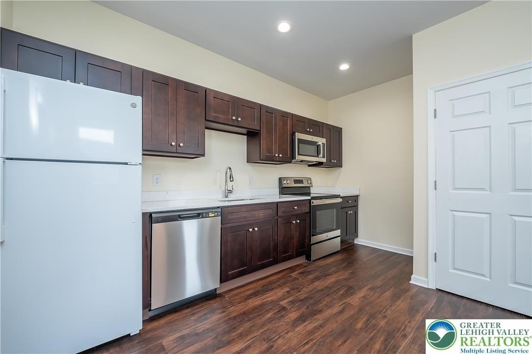 418 W Race St Unit 7 - Photo 4 of 10