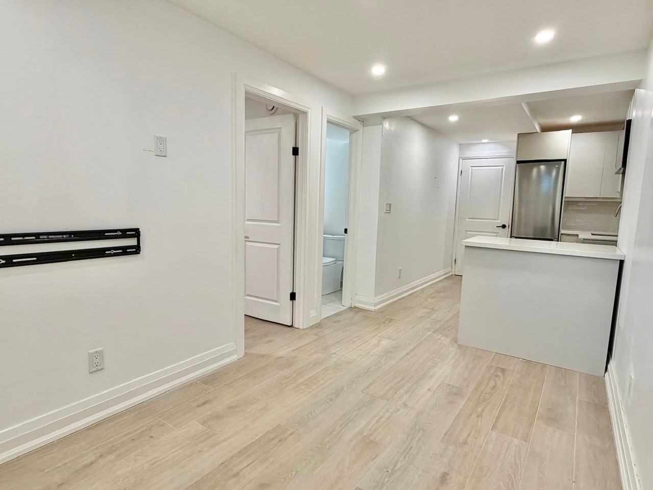 275 Lauder Avenue - Photo 6 of 16