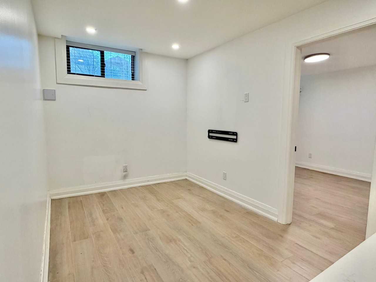 275 Lauder Avenue - Photo 7 of 16