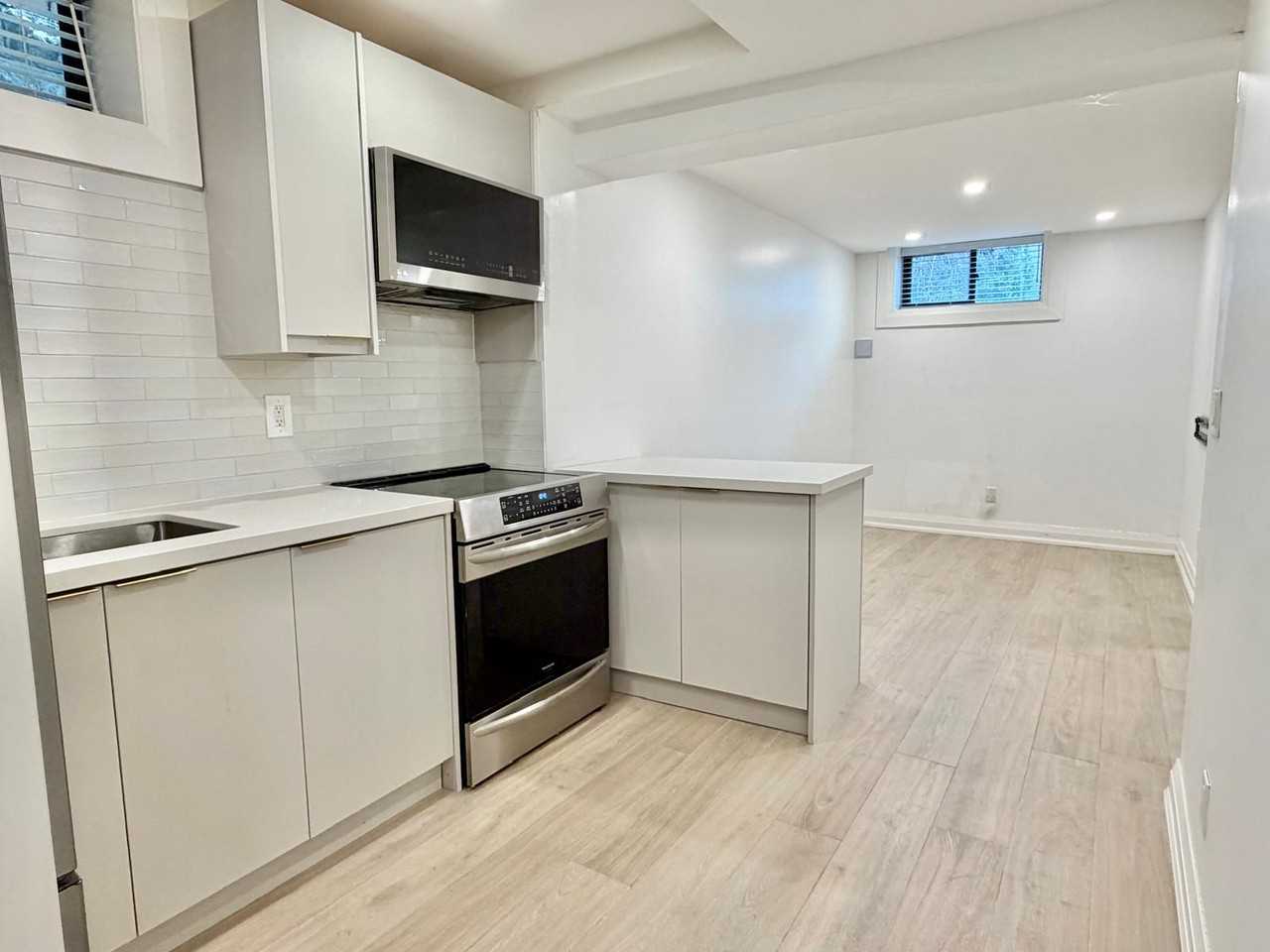 275 Lauder Avenue - Photo 3 of 16