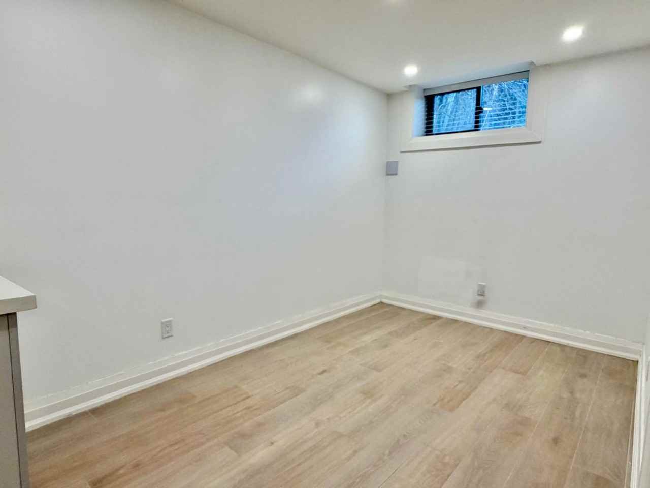 275 Lauder Avenue - Photo 5 of 16