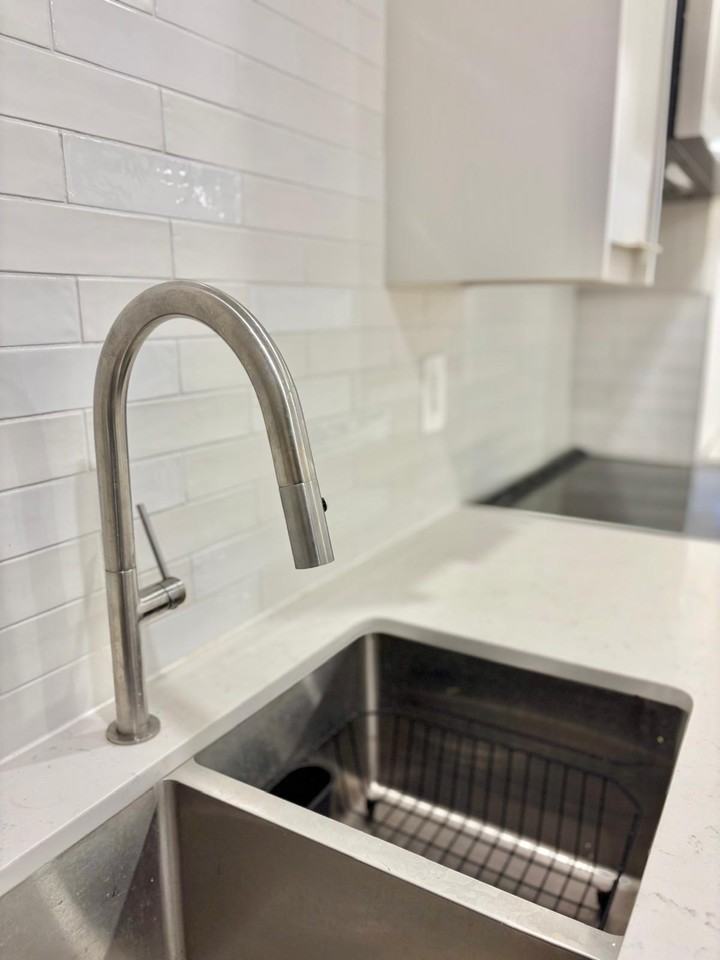 275 Lauder Avenue - Photo 2 of 16