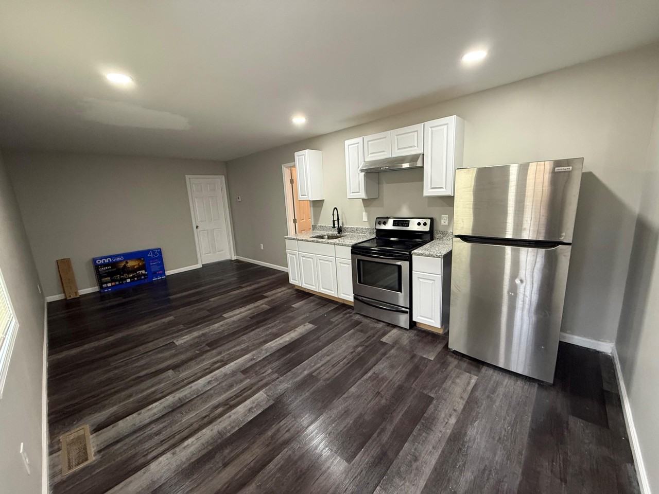 Sizemore Ave Nw - Photo 2 of 7