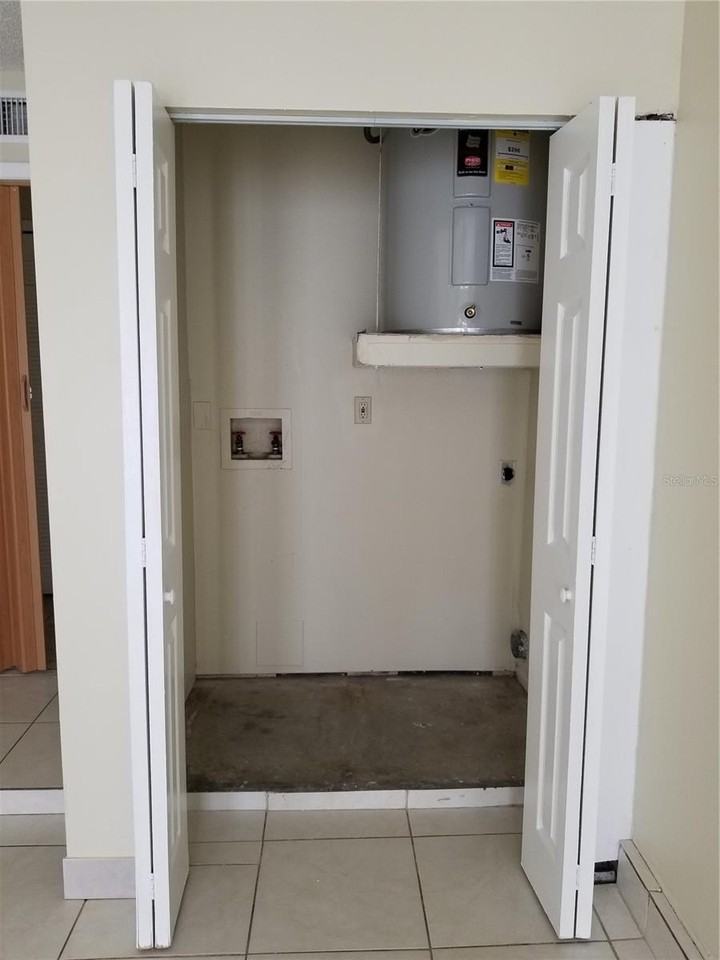 8202 Broward Pl - Photo 5 of 45